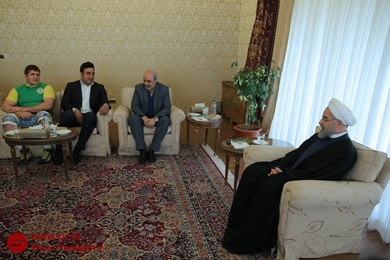بستن بازوبند پهلوانی سال ۹۳ توسط رییس جمهور + تصاویر