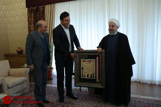 بستن بازوبند پهلوانی سال ۹۳ توسط رییس جمهور + تصاویر
