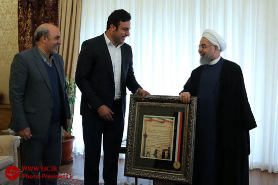 بستن بازوبند پهلوانی سال ۹۳ توسط رییس جمهور + تصاویر