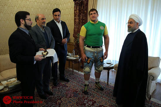 بستن بازوبند پهلوانی سال ۹۳ توسط رییس جمهور + تصاویر