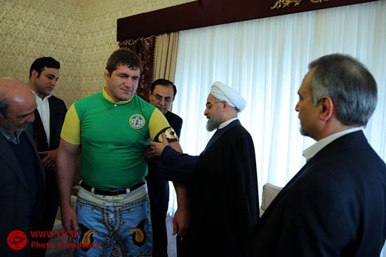 بستن بازوبند پهلوانی سال ۹۳ توسط رییس جمهور + تصاویر