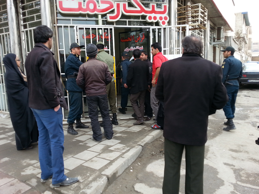تمجع اعتراضی سپرده&zwnj;گذاران ارومیه در مقابل موسسه پیک رحمت + تصاویر