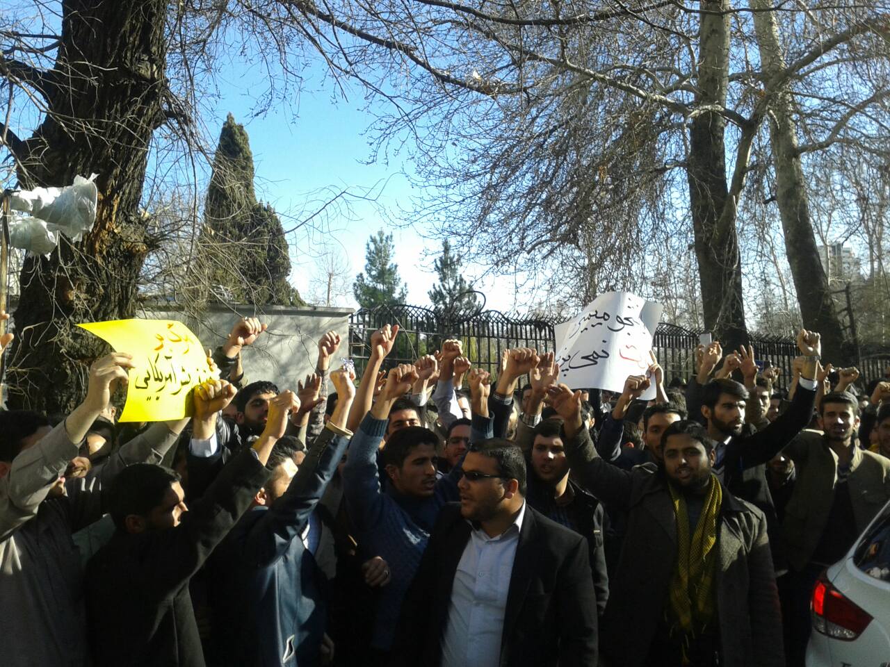 تجمع دانشجویان بسیجی در مقابل سفارت سوئیس در تهران