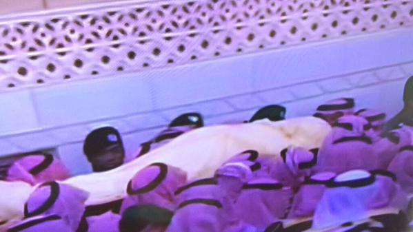 پیکر &laquo;ملک عبدالله&raquo; به مسجد &laquo;الامام ترکی&raquo; منتقل شد/خواندن نماز میت بر پیکر &laquo;عبدالله بن عبدالعزیز&raquo;+تصاویر