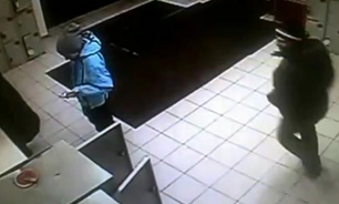 عاقبت دزد بدشانس هنگام خروج از فروشگاه + فیلم