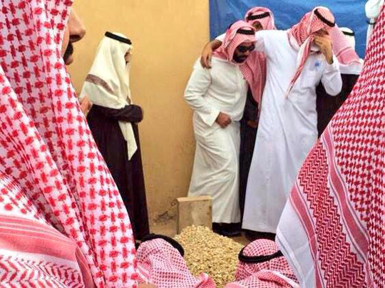 گریه وهابیون در زیارت قبر ملک عبدالله