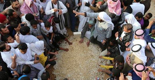 گریه وهابیون در زیارت قبر ملک عبدالله