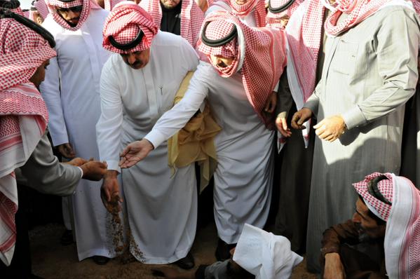 گریه وهابیون در زیارت قبر ملک عبدالله
