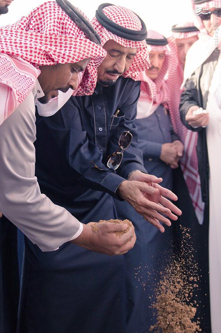 گریه وهابیون در زیارت قبر ملک عبدالله