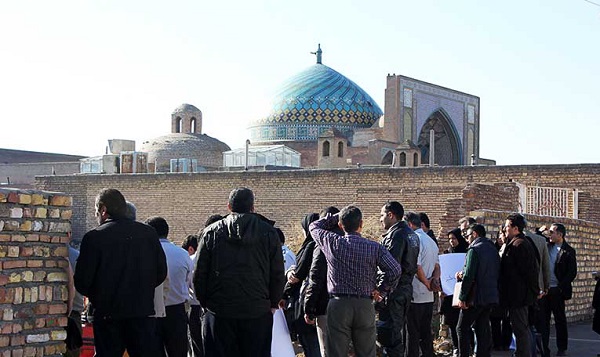 احداث پارکینگ تهدیدی برای جان نمازگزاران است