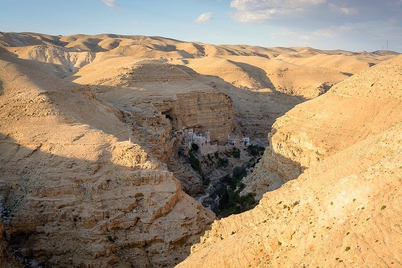 کلیسایی باستانی در دل کوه های وادی الغلت + تصاویر