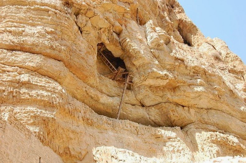 کلیسایی باستانی در دل کوه های وادی الغلت + تصاویر