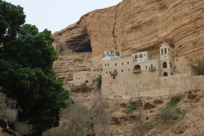 کلیسایی باستانی در دل کوه های وادی الغلت + تصاویر