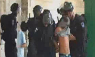 بازداشت کودک فلسطینی توسط  نظامیان صهیونیست + فیلم