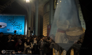 جشنواره تئاتر فجر به نیمه‌ی دوم رسید/ نابازیگری «پژمان جمشیدی» تماشاگران را به خنده انداخت