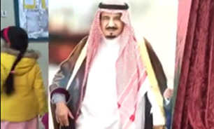 بیعت عجیب دانش آموزان با پادشاه جدید عربستان + فیلم