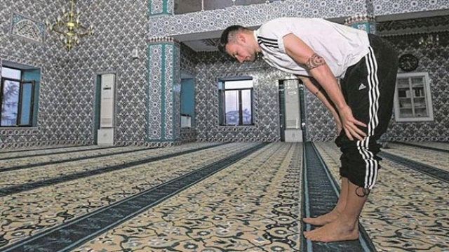 فوتبالیست مشهور آلمانی مسلمان شد+عکس