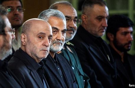 اشک های حاج قاسم سلیمانی در فراق همرزمان+عکس