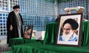 رهبر معظم انقلاب اسلامی در مرقد مطهر امام راحل و گلزار شهدای بهشت زهرا حضور يافتند + تصاویر