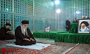 رهبر معظم انقلاب اسلامی در مرقد مطهر امام راحل و گلزار شهدای بهشت زهرا حضور يافتند + تصاویر