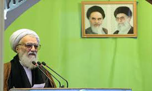 مسئولین وظیفه سنگینی برای حفظ انقلاب اسلامی دارند/ امام راحل با استقامت بر مستکبرین پیروز شد
