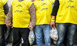 پاکسازی خیابان ولیعصر از "ته‌سیگارها" توسط کارتن خواب‌های پایتخت + تصاویر