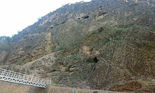 ساختمان دو طبقه ای از جنس سنگ در دل کوه های لرستان