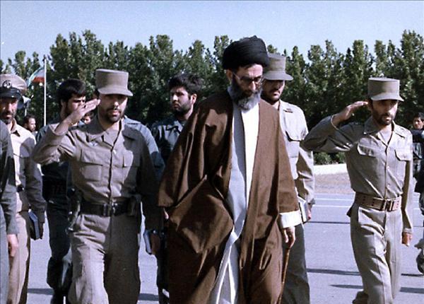 تصاویر کمتر دیده شده از رهبر انقلاب در دوران 8 سال جنگ تحمیلی
