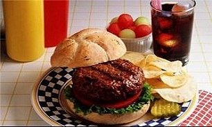 یک همبرگر چه بلایی سر طبیعت می‌آورد؟