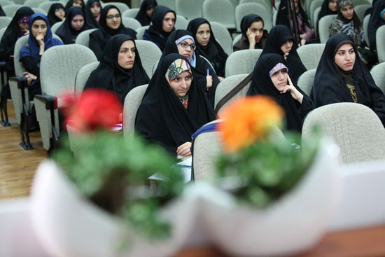 اردوی بانوان شاعر انقلاب اسلامی در تهران آغاز به کار کرد