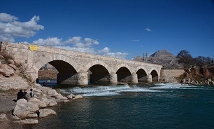 پل قوزیوند پلی تاریخی درنزدیکی شهر بیستون