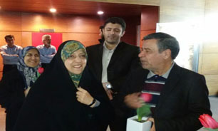 «معصومه ابتکار» به تماشای فیلم «کمال تبریزی» نشست/ اهدای گل لاله سرخ به رییس سازمان حفاظت از محیط زیست