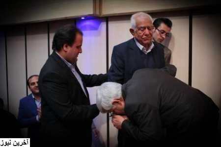 عارف دست معلم خود را بوسید + عکس