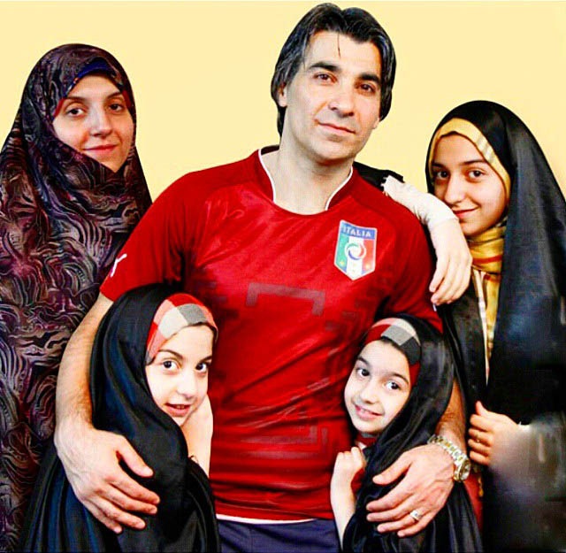وحید شمسایی در کنار همسر و سه دخترش |عکس|