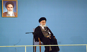 بیانات رهبر انقلاب در حرم رضوی در آغاز سال 83 + صوت