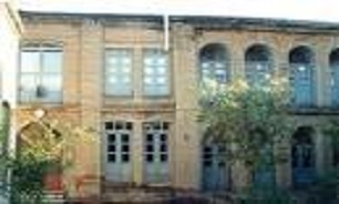 معرفی جاذبه های گردشگری کردستان:عمارت امجد الاشراف بنایی به جا مانده از دوره قاجار/////گزارش مکتوب/ویژه عید نوروز با ارسال چند عکس،لطفا روی عکسها کار شود.
