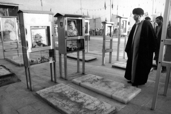 حضور آیت&zwnj;الله خامنه&zwnj;ای بر سر مزار شهیدان رجائی و باهنر در دوران ریاست جمهوری