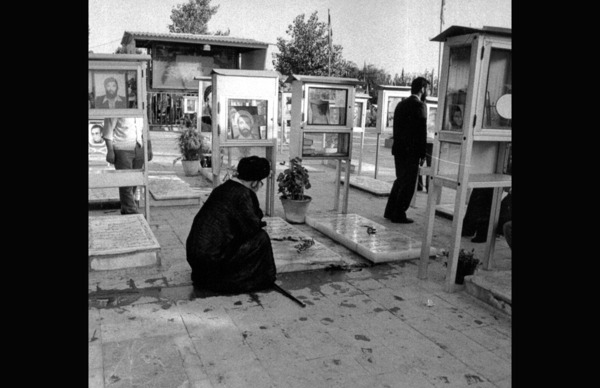 حضور آیت&zwnj;الله خامنه&zwnj;ای بر سر مزار شهیدان رجائی و باهنر در دوران ریاست جمهوری