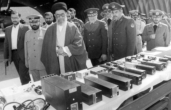 تصاویر شهید سرلشگر منصور ستاری در کنار رهبر انقلاب