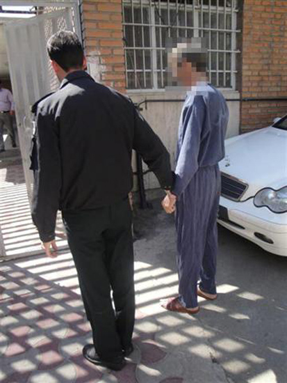 سرقت طلا و جواهرات دختر جوان برای خرید مواد مخدر/ پدر تبهکار دستگیر شد