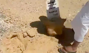 حمله مبلغ سعودی به سنگ قبر مردگان + فیلم