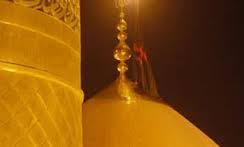 پرچم حرم حسینی بر فراز گنبد آستان علی بن جعفر(ع) به اهتزاز در می‌آید
