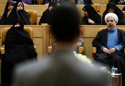 روحانی و همسرش در همایش زنان +تصاوير