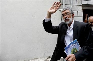 "حداد عادل" به نمایشگاه کتاب آمد/ نظارت باید عاقلانه و عادلانه باشد