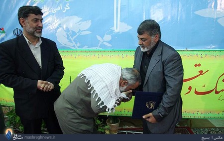 عکس/ بوسه سردار بر دستان معلم