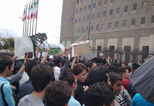 تجمع دانشجویان و نخبگان مقابل مجلس شورای اسلامی/ توافق‌ها منوط به تصویب مجلس