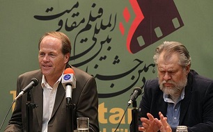 برخورد تحقیر آمیز با مستند ساز آمریکایی در فرودگاه امریکا به خاطر حضور در ایران