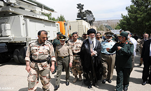 چه کسانی رهبر انقلاب را در بازدید از نمایشگاه هوافضا همراهی کردند؟ + تصاویر