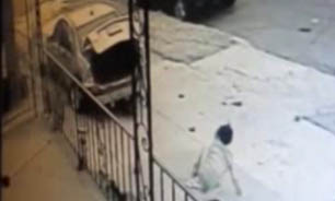 لحظه برخورد شدید خودرو با اسکیت‌باز + فیلم