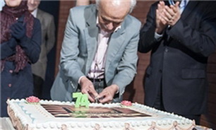 پیشکسوتان رادیو کیک تولد 74 سالگی رادیو را بریدند
